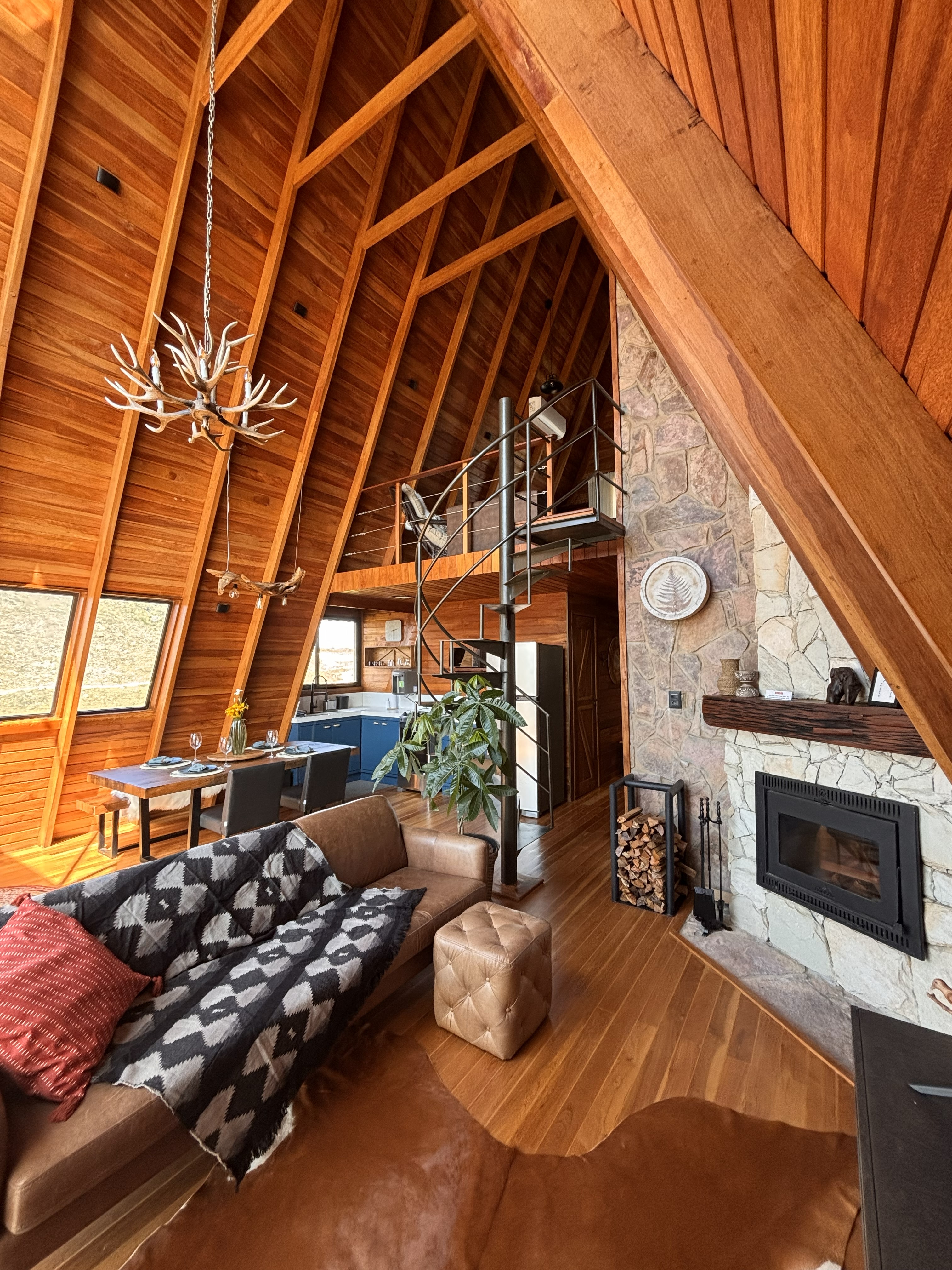 Jacuzzi no deck com vista para as montanhas