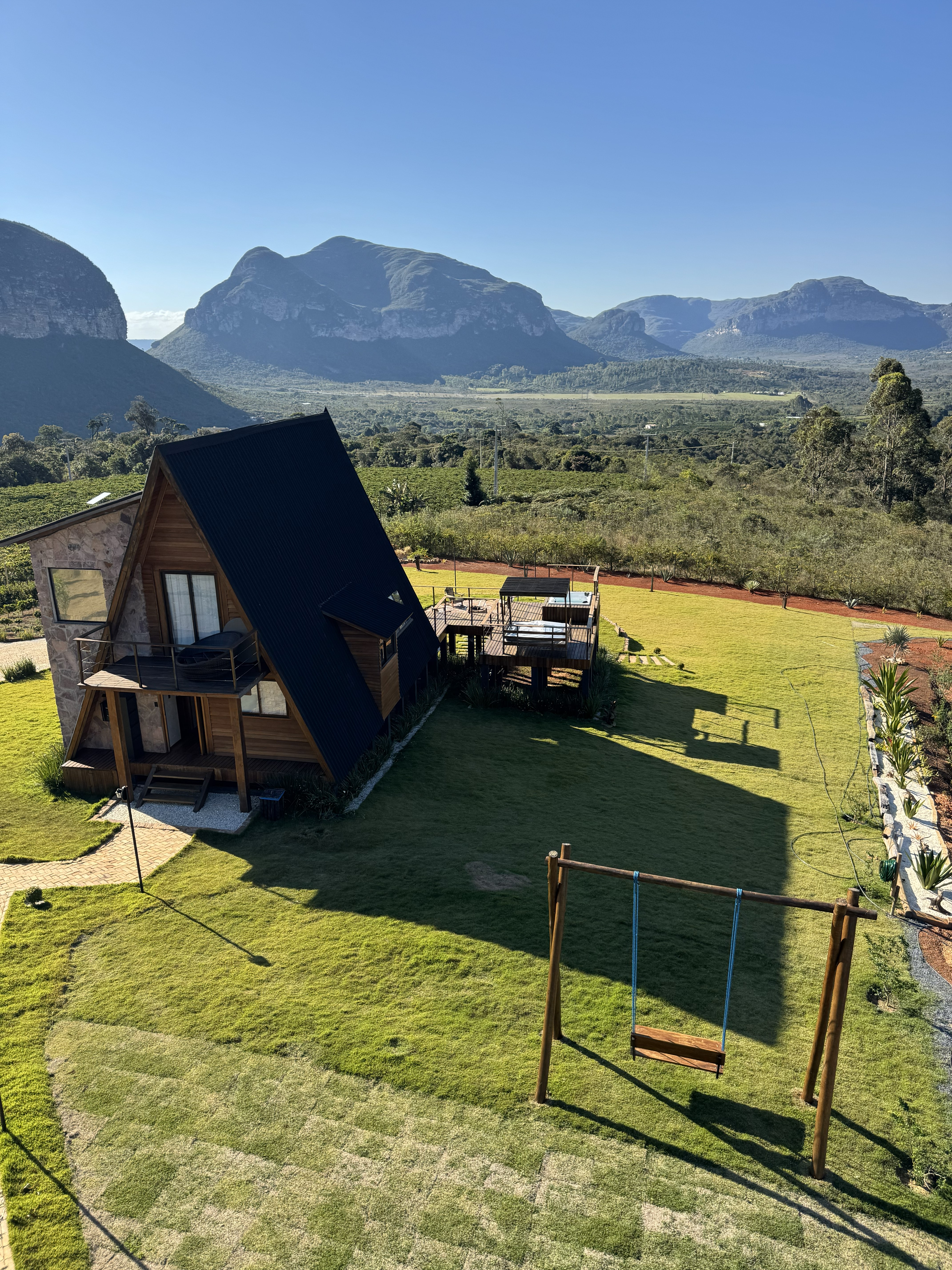 Deck com jacuzzi ao entardecer